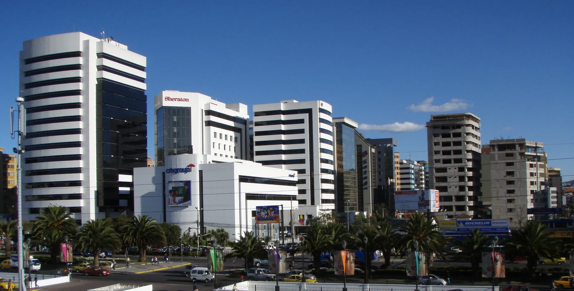 Torres de oficinas y vivienda en la avenida Naciones Unidas y República de El Salvador, junto al parque La Carolina, en el Hipercentro de Quito.